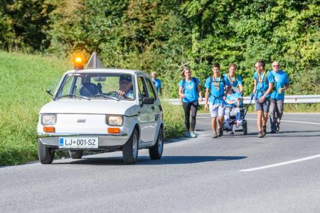212 gibalno oviranih oseb uspešno osvojilo vzpon na Lavričevo kočo 6